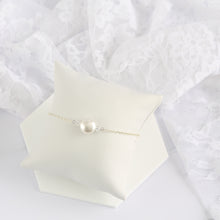 Charger l&#39;image dans la galerie, Bracelet de mariée perle plate nacrée perles de cristal swarovski 
