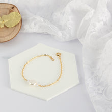 Charger l&#39;image dans la galerie, Bracelet mariée perle swarovski nacrée blanche chaîne dorée or fin
