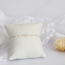 Charger l&#39;image dans la galerie, Bracelet de mariée perles blanches nacrées swaorvski
