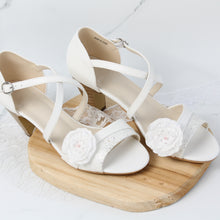 Charger l&#39;image dans la galerie, clips à chaussures mariée fleur satin blanche perle strass swarovski
