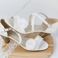 Charger l&#39;image dans la galerie, Clips chaussures mariée fleur satin blanche perle nacrée strass swarovski
