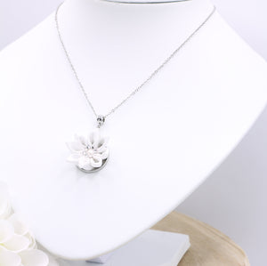 Collier de mariée fleur de satin blanche