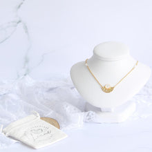 Charger l&#39;image dans la galerie, Collier mariée perles de cristal swarovski connecteur demi-cercle cabochon nacre blanche
